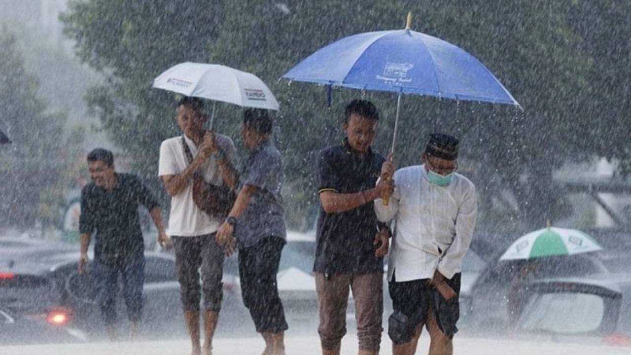 Ilustrasi - hujan deras . (ANTARA FOTO/Didik Suhartono/hp/pri)