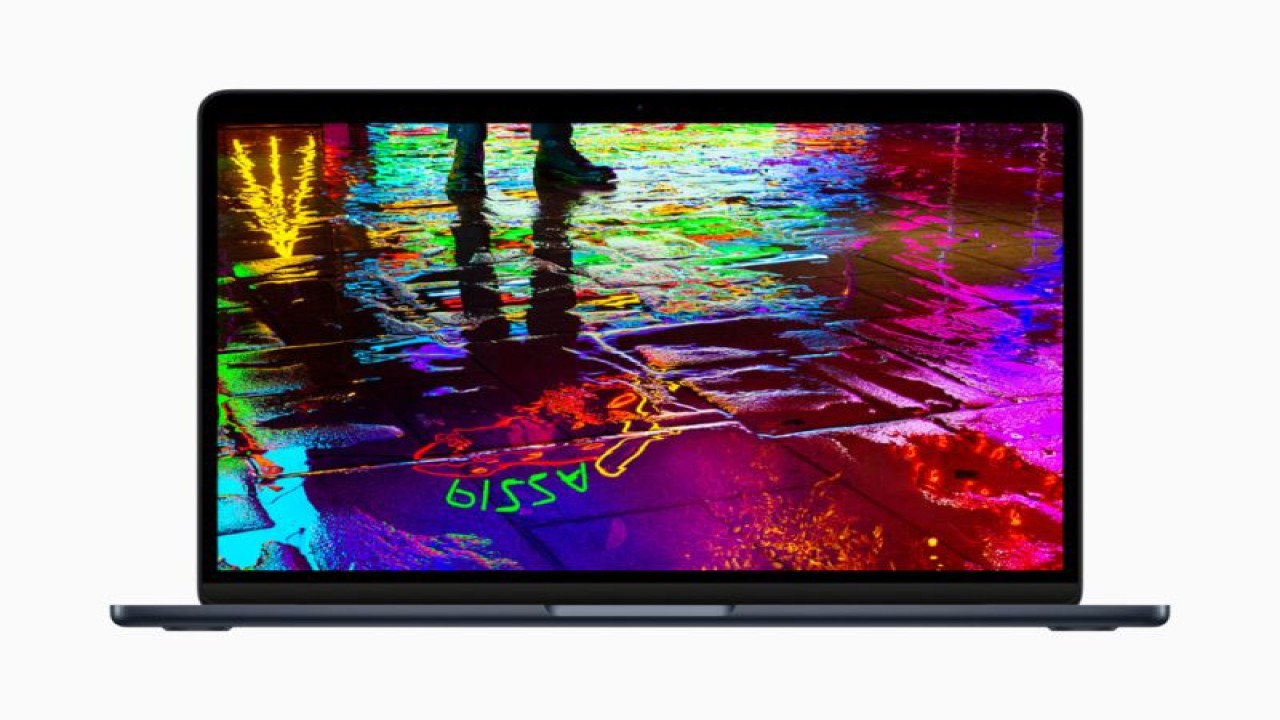 Ilustrasi Macbook Air. Dalam foto ini Macbook Air 2022. (ANTARA/HO/Apple)