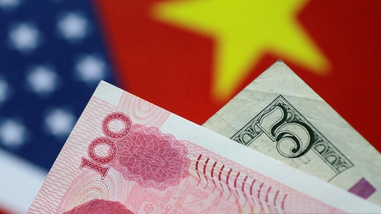 Ilustrasi - Mata uang kertas dolar AS dan yuan China. ANTARA/REUTERS/Thomas White/am.