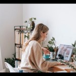 Ilustrasi posisi duduk saat bekerja di depan laptop (Pexels/George Milton)-1681117220