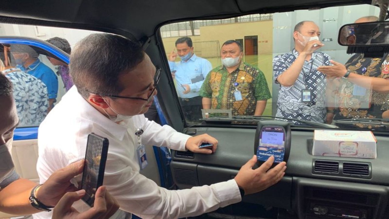 Ilustrasi - Proses pembayaran layanan Buy the Service (BTS)/Teman Bus secara non tunai (cashless). ANTARA/HO-Kemenhub