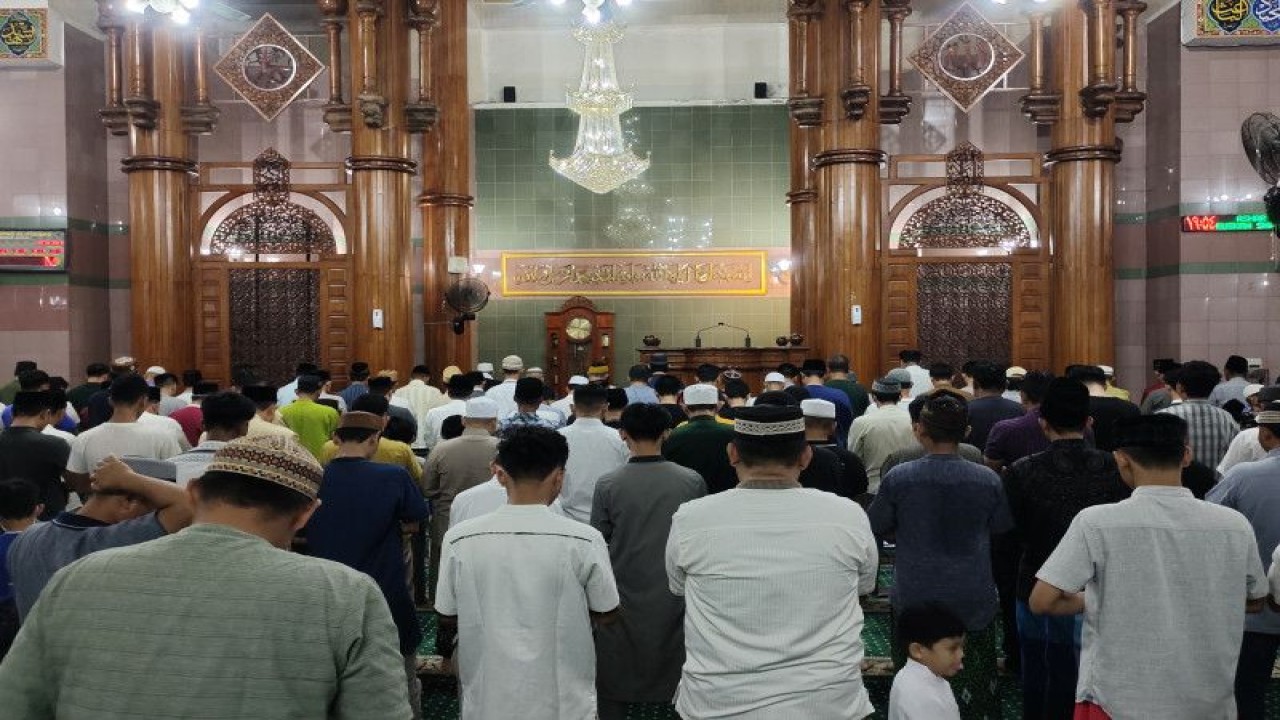 Ilustrasi-Umat Muslim melaksanakan sholat tarawih di Masjid Al-Furqon Bandarlampung. (ANTARA/Dian Hadiyatna)