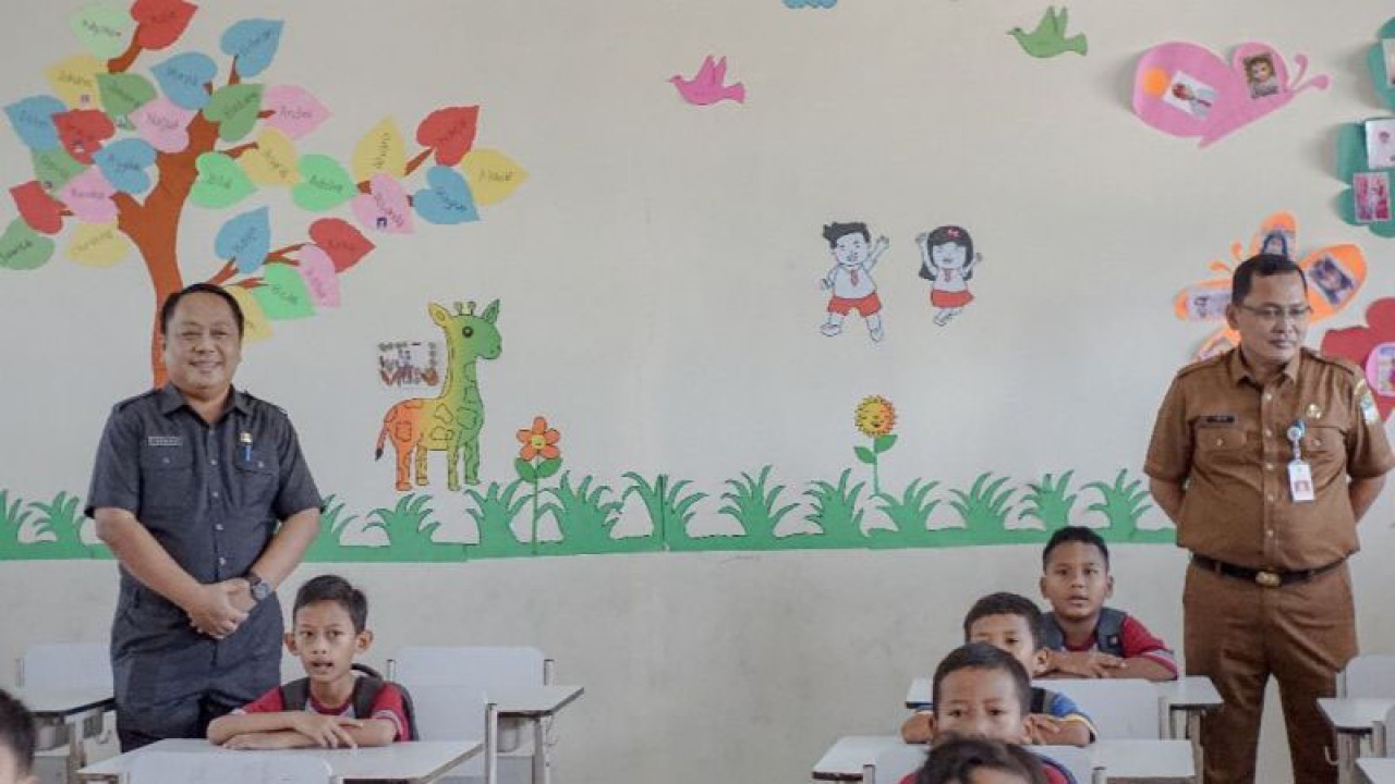 Kepala Dinas Pendidikan Kabupaten Bekasi Imam Faturahman (kanan) bersama Kepala Dinas Cipta Karya dan Tata Ruang Kabupaten Bekasi Benny Sugiarto Prawiro (kiri) saat meninjau kegiatan belajar di gedung baru SDN 09 Babelan Kota, Kecamatan Babelan, Kabupaten Bekasi, Selasa (4/4/2023). (ANTARA/Pradita Kurniawan Syah).