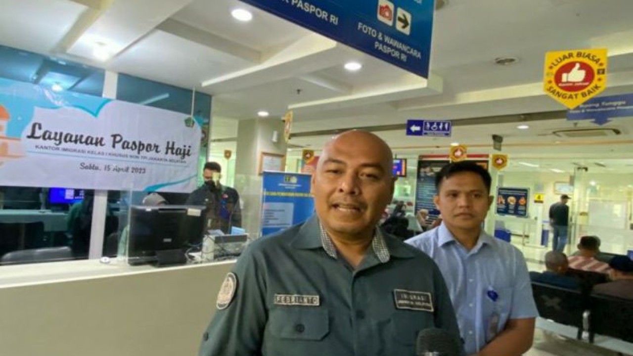 Kepala Bidang Pelayanan dan Verifikasi Dokumen Perjalan Imigrasi Jakarta Selatan, Ari Febrianto memberikan keterangan kepada wartawan, Jakarta, Sabtu (15/4/2023). ANTARA/Luthfia Miranda Putri