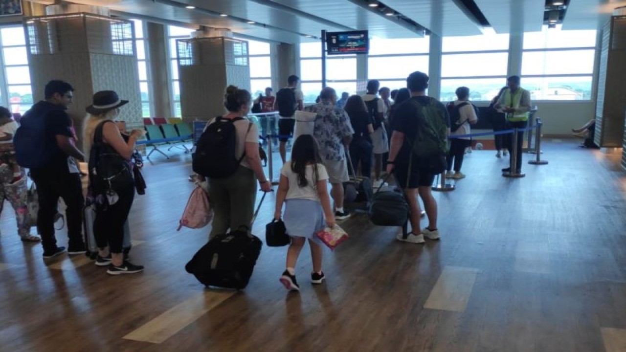 Ibu dan anak warga Inggris yang dideportasi Imigrasi Ngurah Rai karena melanggar izin tinggal (overstay) berjalan di Bandara Internasional I Gusti Ngurah Rai, Tuban, Kabupaten Badung, Bali menuju Manchester, Inggris. ANTARA/HO-Humas Kemenkumham Bali