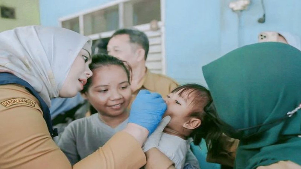 Bupati Karawang Cellica Nurrachadiana saat memberikan imunisasi. (ANTARA/HO-Pemkab Karawang)