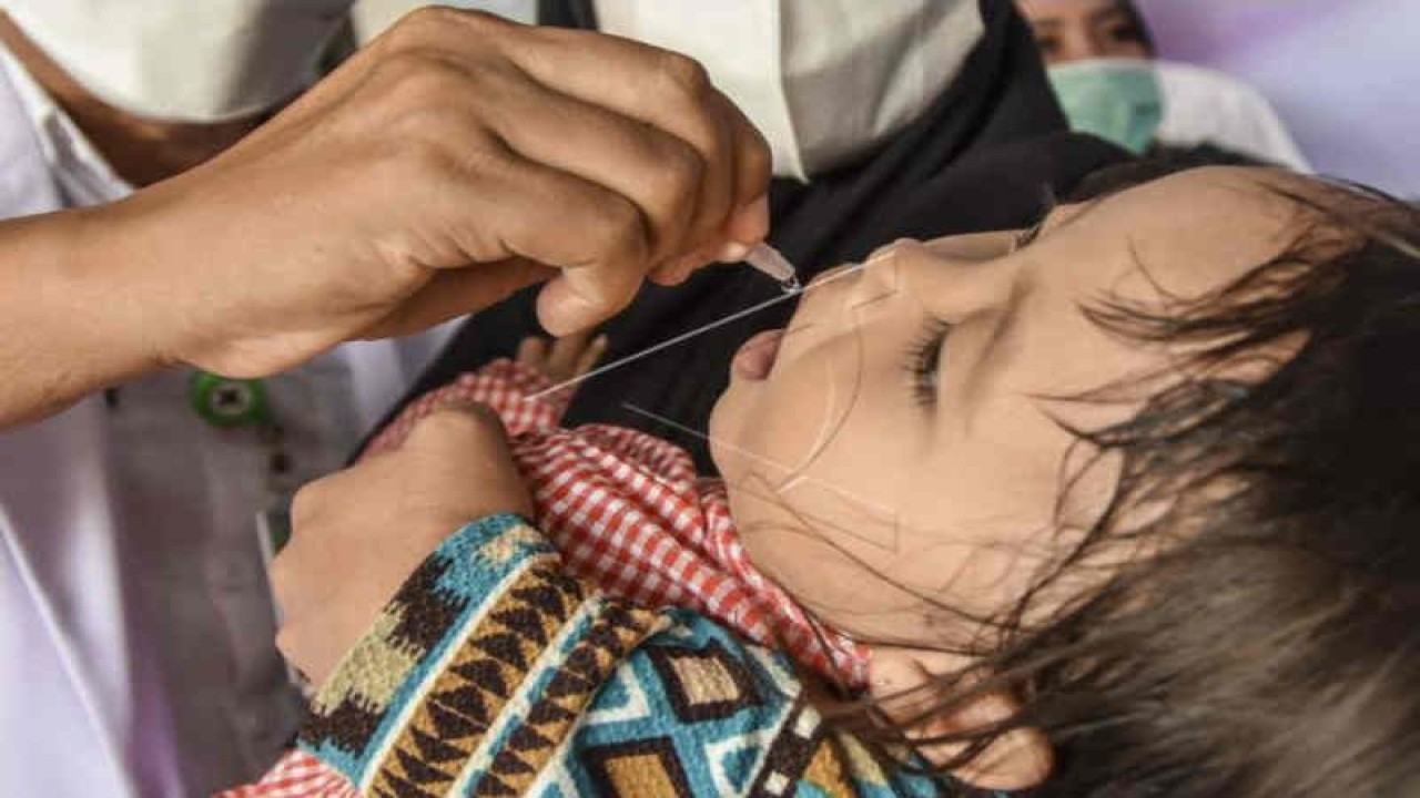 Seorang anak balita mendapatkan vaksin polio saat pencanangan Bulan Imunisasi Anak Nasional (BIAN) 2022 di UPTD Puskesmas Sindangkasih, Kabupaten Ciamis, Jawa Barat, Rabu (3/8/2022). (ANTARA FOTO/Adeng Bustomi/wsj)