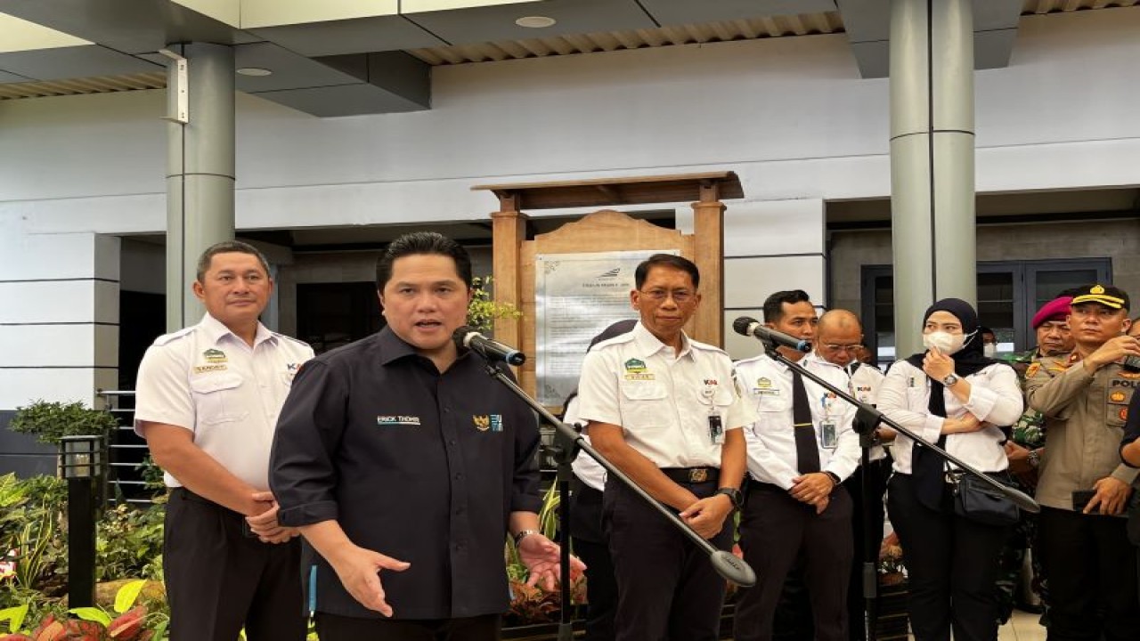 Menteri BUMN Erick Thohir saat memberikan keterangan pers di Stasiun Pasar Senen, Jakarta, Selasa (18/4/2023). (ANTARA/Arnidhya Nur Zhafira)