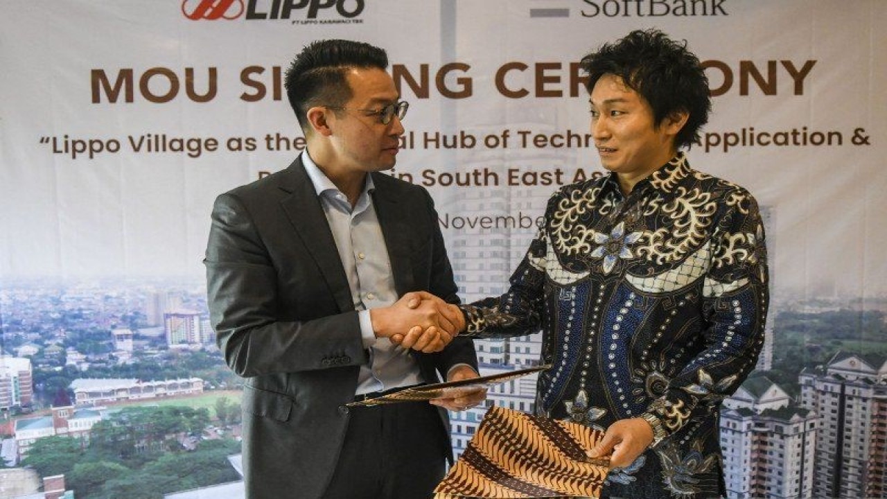 CEO Lippo Karawaci John Riady (kiri) berjabat tangan dengan Vice President and Head of Global Business Strategy, SoftBank Corp Hidebumi Kitahara (kanan) usai menandatangani perjanjian kerjasama PT Lippo Karawaci Tbk dengan SoftBank Corp di Jakarta, Kamis (28/11/2019). PT Lippo Karawaci Tbk dan SoftBank Corp bekerja sama dalam pengembangan dan penyebaran solusi ekosistem berbasis "Artificial Intelligence" (AI) dan "Internet of Thing" (IoT) di bidang real estate dan mobilitas di Indonesia. ANTARA FOTO/Galih Pradipta/hp.