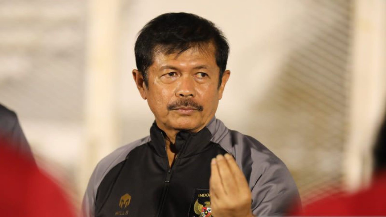 Pelatih timnas U-22 Indra Sjafri memberi instruksi kepada para pemainnya saat menjalani pertandingan uji coba melawan Bhayangkara FC di Stadion Madya Gelora Bung Karno, Jakarta, Selasa (11/4/2023). (ANTARA/HO/PSSI)