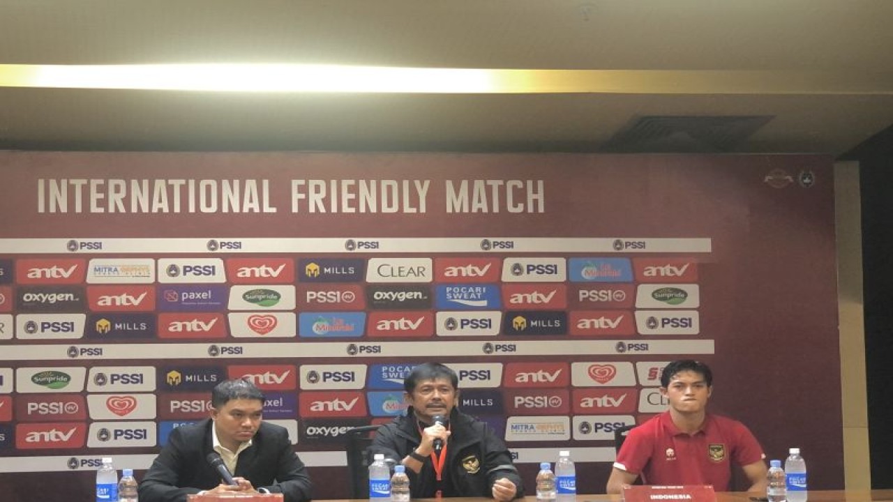Indra Sjafri (tengah) dalam sesi konferensi pers seusai pertandingan timnas Lebanon U-22 melawan timnas Indonesia U-22 di Stadion Gelora Bung Karno pada Minggu malam. (ANTARA/Zaro Ezza Syachniar)