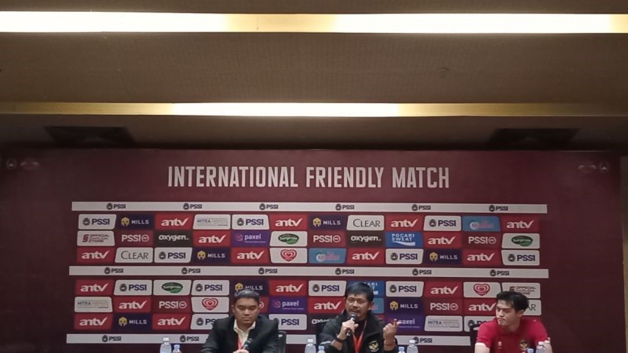 Pelatih timnas U-22 Indra Sjafri (tengah) menjawab pertanyaan pewarta setelah pertandingan uji coba melawan Lebanon, di Stadion Utama Gelora Bung Karno, Jakarta, Minggu (16/4/2023). (ANTARA/RAUF ADIPATI)