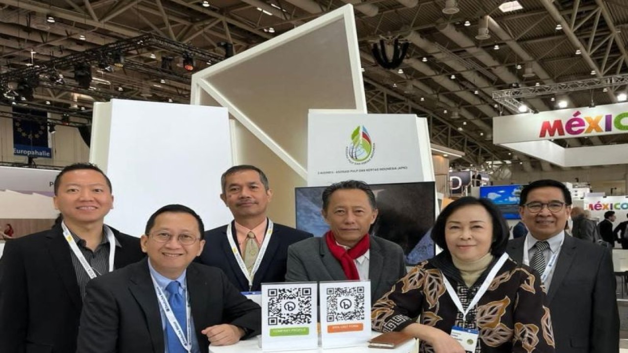Direktur APP Sinar Mas Suhendra Wiriadinata (kedua dari kiri) bersama jajaran APP Sinar Mas di booth APP Sinar Mas pada perhelatan Hannover Messe 2023. ANTARA/HO-APP Sinar Mas
