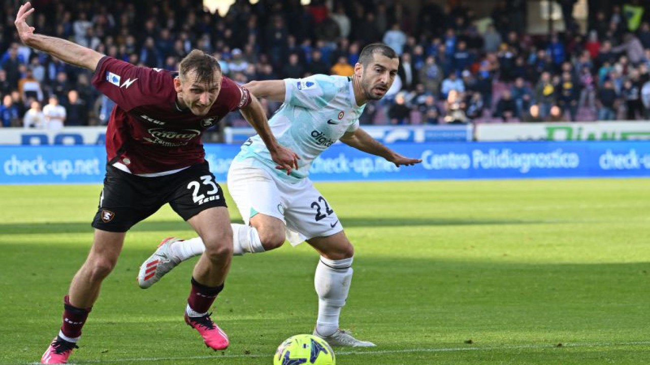 Bek Salernitana Norbert Gyomber (kiri) berduel memperebutkan bola dengan gelandang Inter Milan Henrikh Mkhitaryan dalam pertandingan Liga Italia di Stadio Arechi pada 7 April 2023. ANTARA/AFP/ALBERTO PIZZOLI