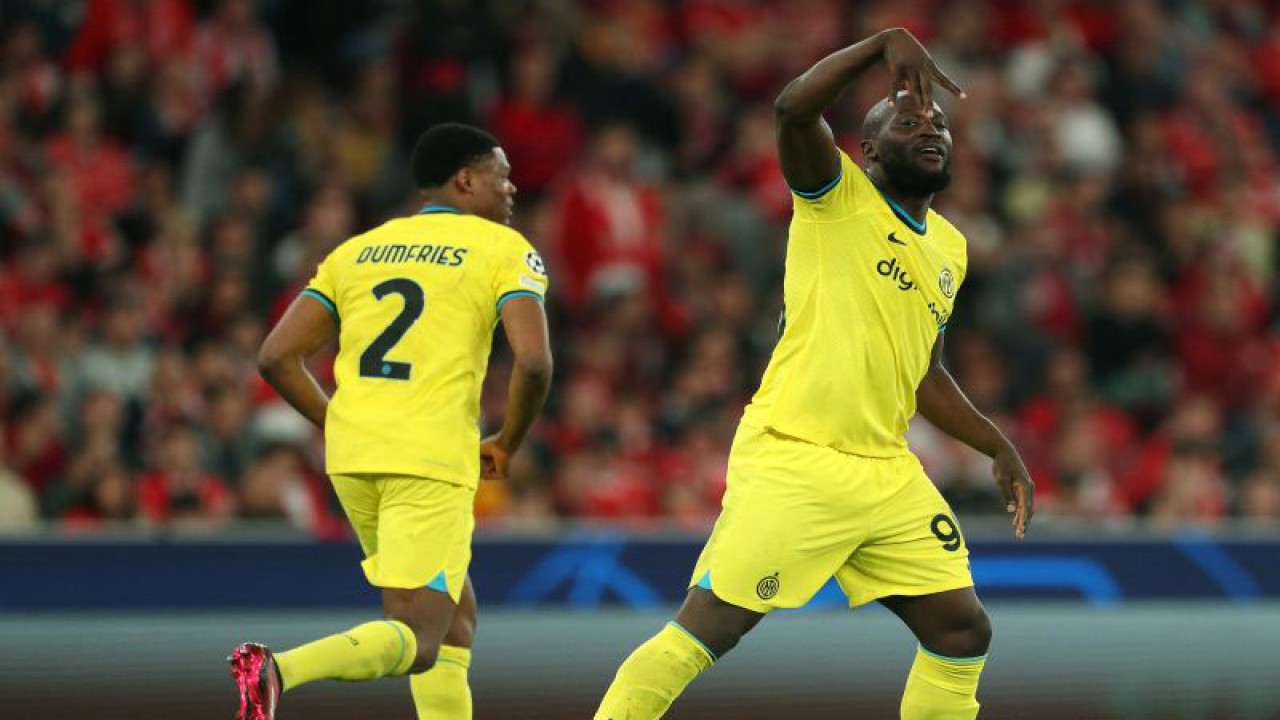 Selebrasi penyerang Inter Milan Romelu Lukaku setelah mencetak gol kedua timnya dalam pertandingan leg pertama perempat final Liga Champions lawan Benfica di Lisbon pada 12 April 2023. ANTARA/AFP/CARLOS COSTA