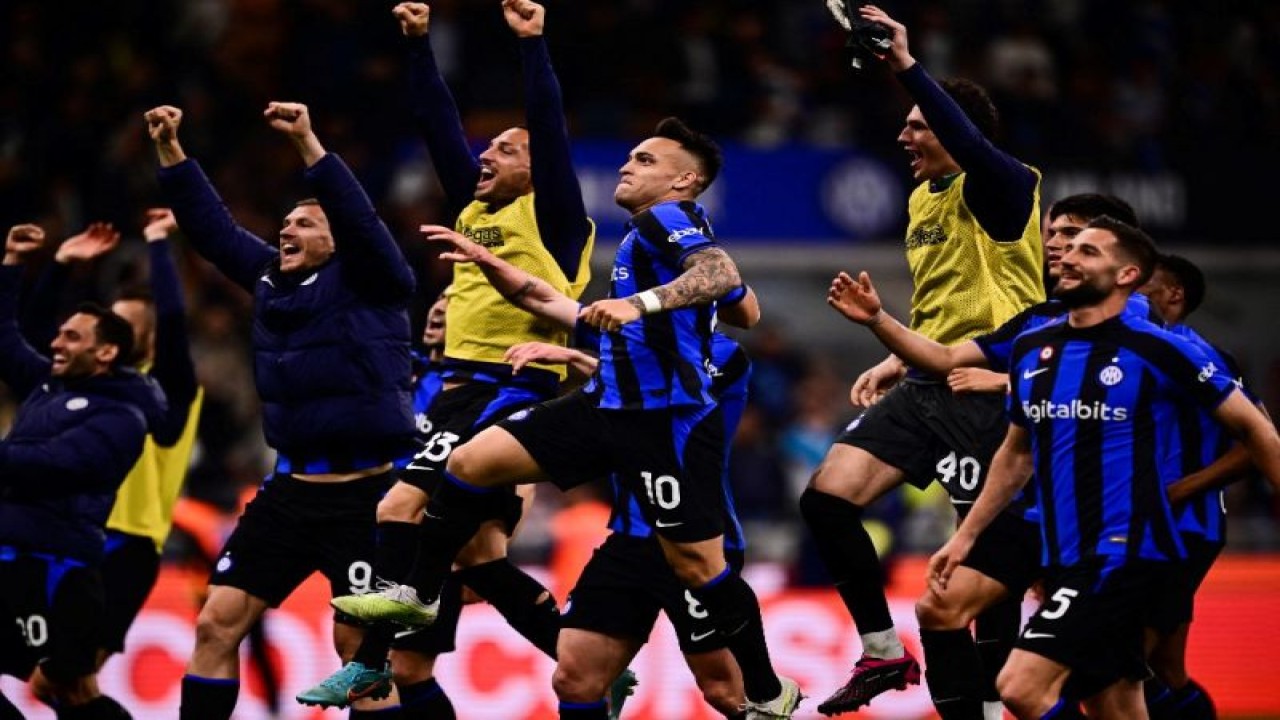 Para pemain Inter Milan merayakan keberhasilan mereka lolos ke partai final Piala Italia usai mengalahkan Juventus dengan skor 1-0 pada leg kedua babak semifinal di Stadion Giuseppe-Meazza, Milan, Rabu (26/4/2022). Inter Milan menang secara agregat 2-1. (ANTARA/AFP/MARCO BERTORELLO)