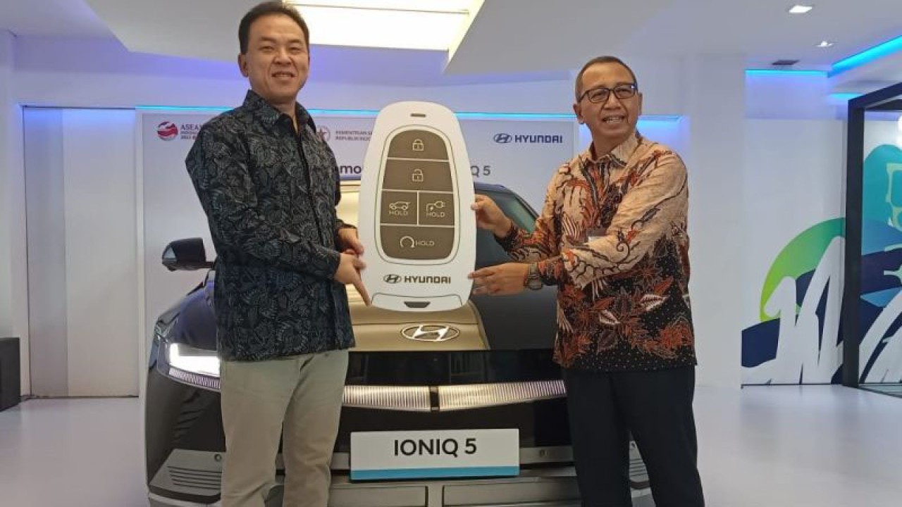 President Director Hyundai Motor Indonesia, Woojune Cha, menyerahkan secara simbolis mobil Hyundai IONIQ 5 kepada Sekretaris Kementerian Sekretariat Negara, Setyo Utama, pada Senin (17/4) di Jakarta. (ANTARA/Farhan Arda Nugraha)