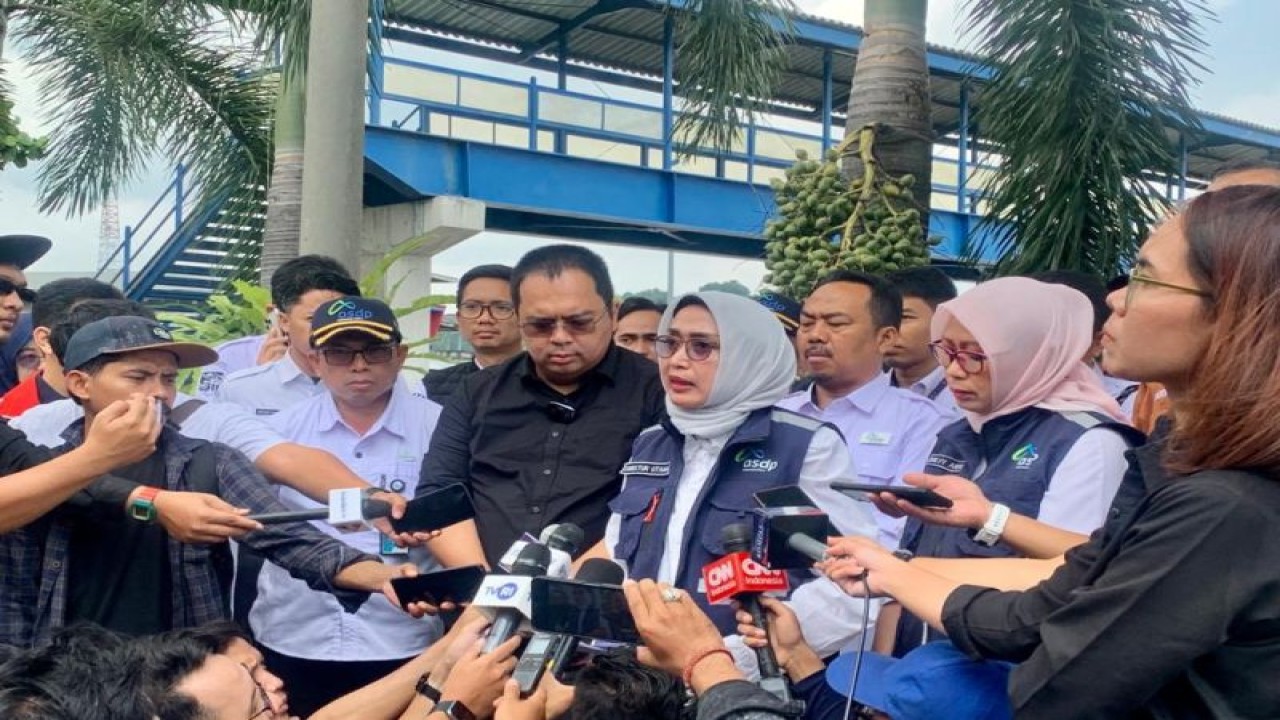 Direktur Utama PT ASDP Indonesia Ferry (Persero) Ira Puspadewi (tengah). ANTARA/HO-ASDP