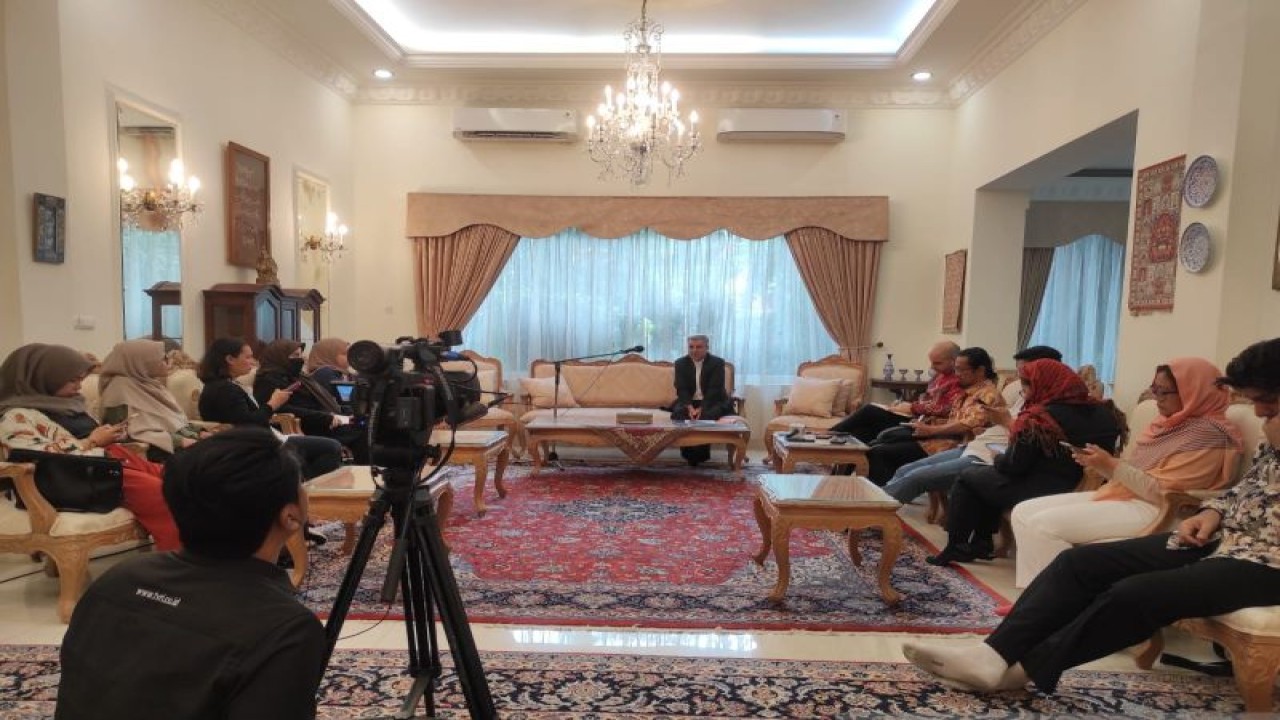 Kedutaan Besar Iran untuk Indonesia menggelar konferensi pers di Jakarta, Kamis (13/4/2023). (ANTARA/Asri Mayang Sari)