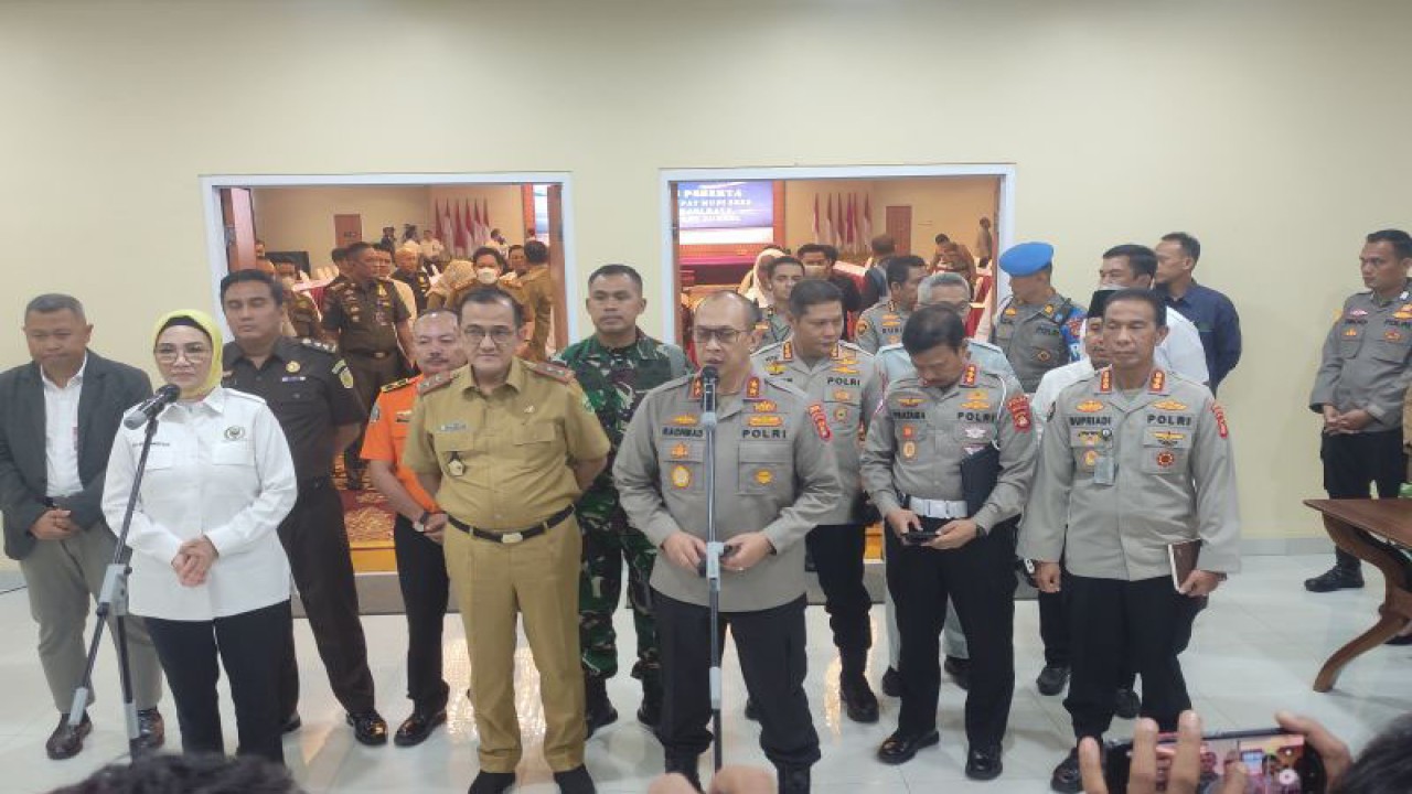 Kapolda Sumsel Irjen Pol Albertus Rachmad Wibowo memberikan keterangan kepada wartawan terkait operasi pengamanan arus mudik lebaran 2023 di Palembang, Sumatera Selatan, Selasa (11/4/2023) (ANTARA/M Riezko Bima Elko P)