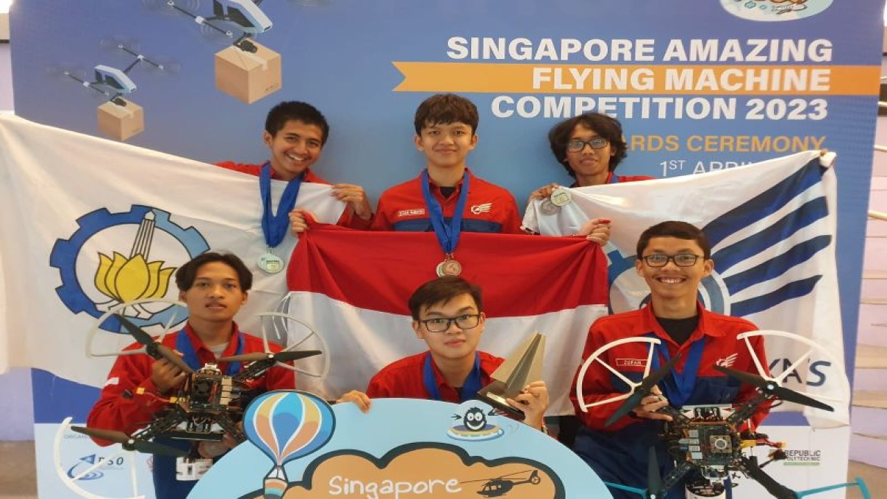 Tim robot terbang Bayucaraka Institut Teknologi Sepuluh Nopember (ITS) yang meraih tiga juara sekaligus dalam ajang Singapore Amazing Flying Machine Competition (SAFMC) 2023 di Singapura. (ANTARA/HO-Humas ITS)