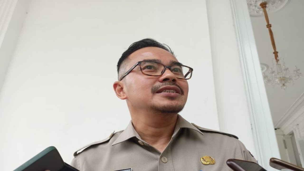 Kepala Dinas Kebudayaan DKI Jakarta Iwan Henry Wardhana usai mendampingi Pj Gubernur DKI Jakarta Heru Budi bertemu Dirjen Kebudayaan Kemendikbudristek RI Hilmar Farid di Balai Kota DKI Jakarta, Selasa (4/4/2023). (ANTARA/Siti Nurhaliza)