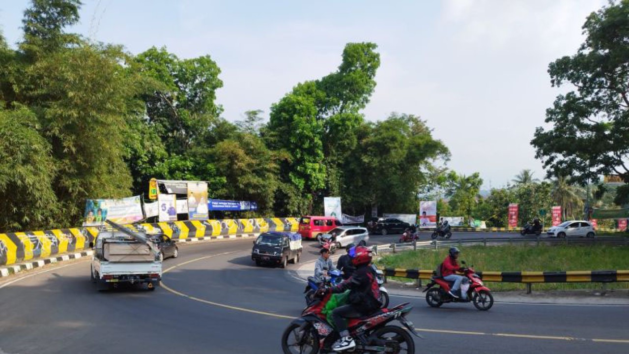 Pemudik bersepeda motor dengan tujuan balik mendominasi jalur mudik Cianjur, Jawa Barat, menuju arah Jabodetabek, Kamis (27/4/2023).(ANTARA/Ahmad Fikri).