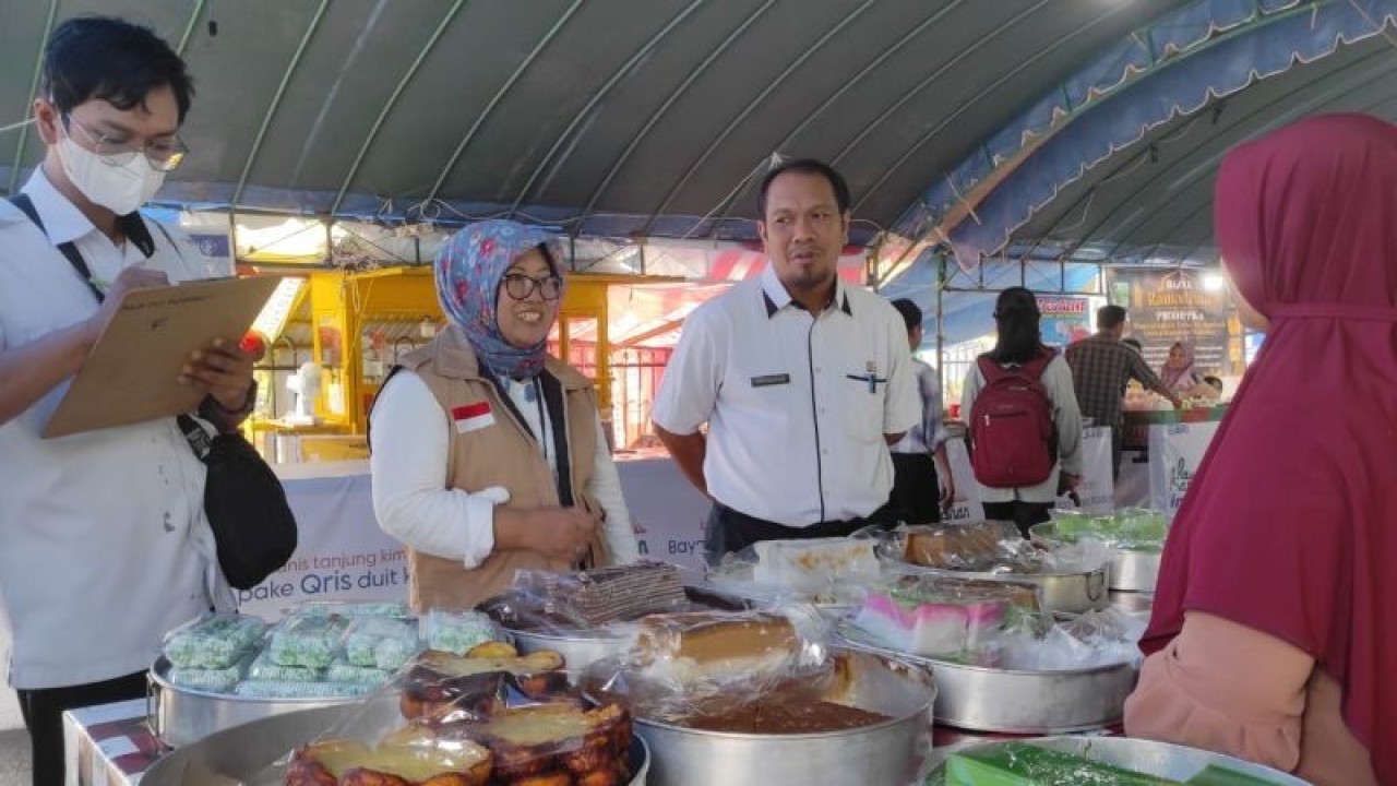 Kabid Perdagangan DPKUKMP Kota Palangka Raya, Kalimantan Tengah Hadriansyah (dua dari kanan) dan petugas BBPOM di Palangka Raya melakukan pengecekan terhadap jajanan di pasar Ramadhan yang berada di sejumlah tempat, Rabu (6/4/2023). ANTARA/Adi Wibowo