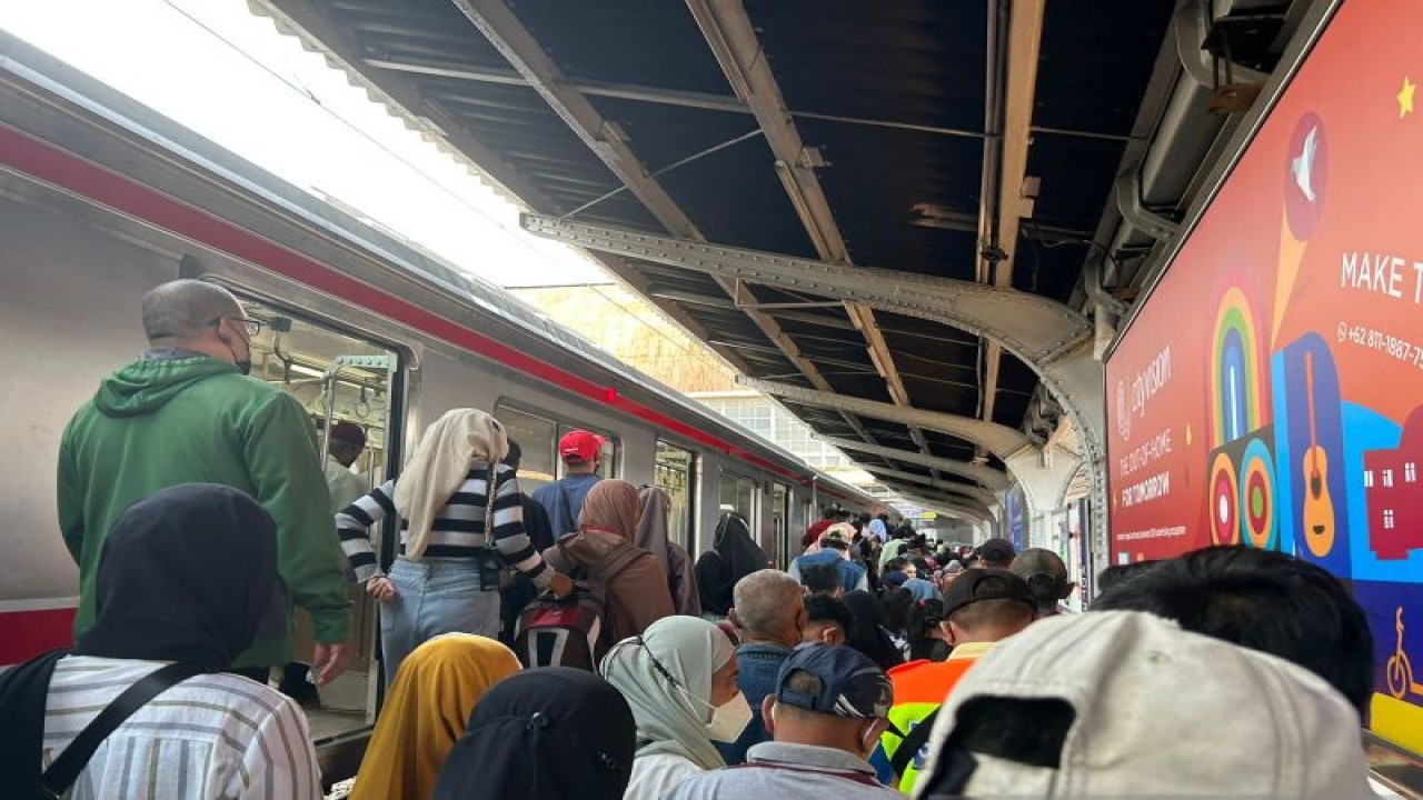 Suasana keramaian di Stasiun Jakarta Kota, Selasa (25/4/2023). (ANTARA/Vinny Shoffa Salma)