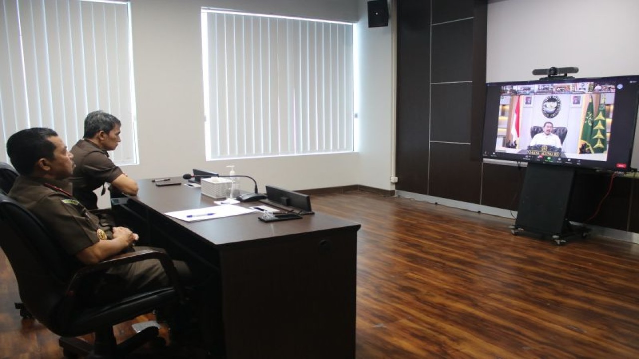 Jaksa Agung ST Burhanudin saat memberikan pengarahan dalam kunjungan kerja virtual menyambut hari raya Idul Fitri 1444 Hijriah dengan Kejaksaan Tinggi Sulawesi Tengah, Senin di Aula Vicon Lantai 3 Kantor Kejaksaan Tinggi Sulteng. Humas Kejati Sulteng, Senin (17/4/2023). ANTARA/HO -Kejati Sulteng