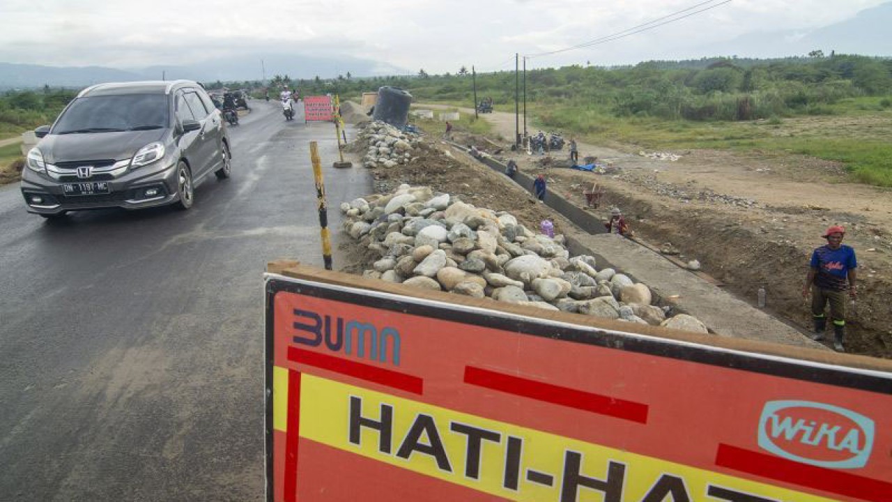 Sejumlah pengendara melintas di jalan yang baru dioperasionalkan di area bekas pencairan tanah atau likufaksi di Desa Jono Oge, Sigi, Sulawesi Tengah, Rabu (11/3/2023). Jalan sepanjang 900 meter yang hilang akibat bencana likuifaksi 2018 silam difungsikan kembali setelah dilakukan rekonstruksi oleh Kementerian PUPR. (ANTARA/Basri Marzuki)
