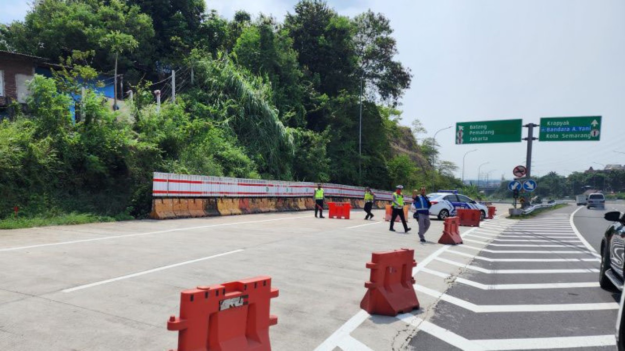 Petugas menutup akses masuk ke Tol Semarang-Batang di simpang susun Krapyak, Kota Semarang, jelang pemberlakuan "One Way", Selasa. (ANTARA/ I.C.Senjaya)
