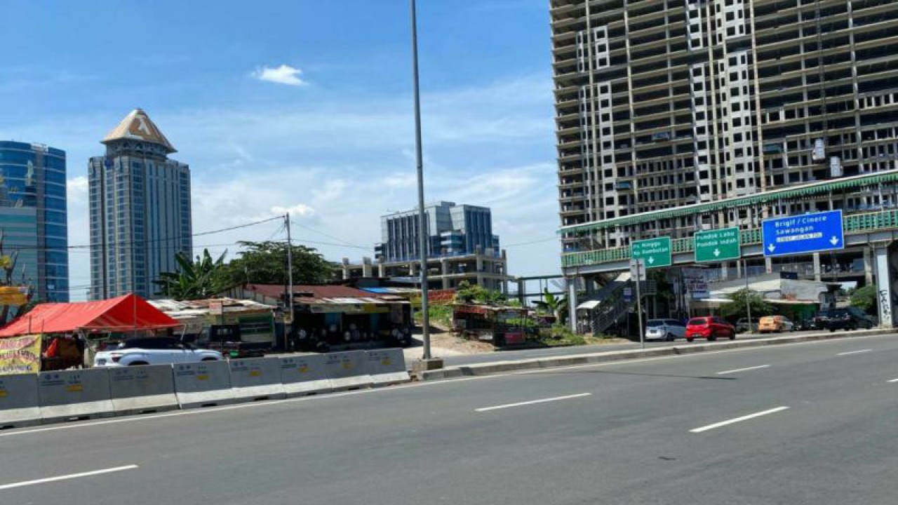 Suku Dinas Perhubungan Jakarta Selatan menutup titik putar balik di depan SDN Cilandak Barat 15 Pagi, Jakarta, Jumat (7/4/2023). ANTARA/Luthfia Miranda Putri