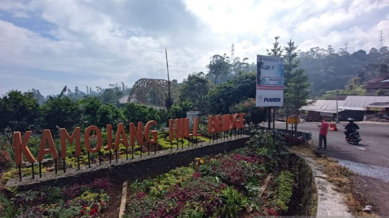 Jalur alternatif Kamojang menghubungkan Kabupaten Bandung dengan Garut, Jawa Barat. (ANTARA/Adhi)