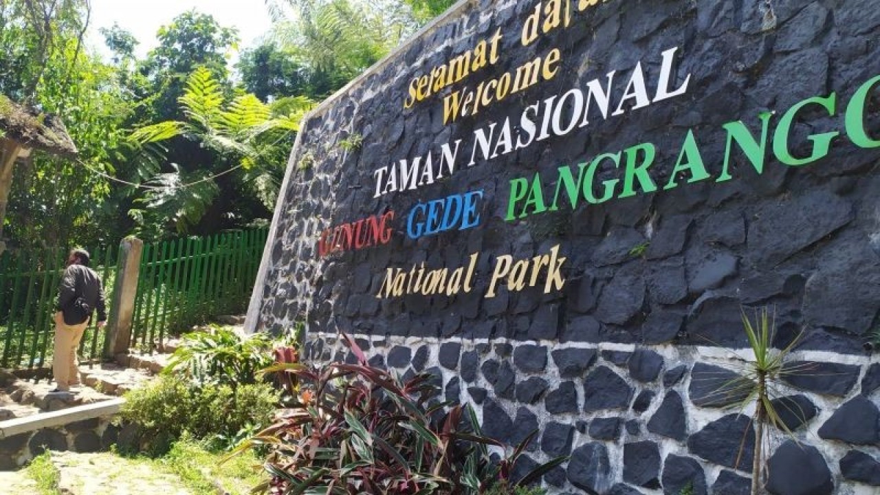 Pintu masuk jalur pendakian di Taman Nasional Gunung Gede Pangrango di Kabupaten Cianjur, Provinsi Jawa Barat. (ANTARA/Ahmad Fikri)