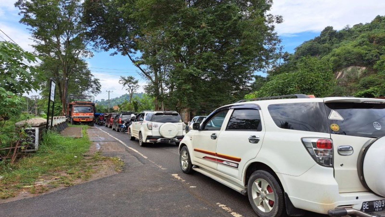 Kepadatan kendaraan wisatawan di jalur wisata bahari tepatnya di Jalan Zulkarnaen Subing dan Jalan R.E Martadinata Bandarlampung. Selasa, (25/4/2023). ANTARA/Ruth Intan Sozometa Kanafi.