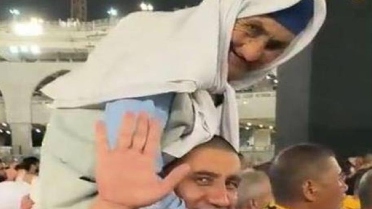 Video yang memperlihatkan bakti dan perhatian seorang anak kepada ibunya. Dia menggendong sang bunda di pundaknya saat melaksanakan ibadah di sekitar Ka-bah pada Jumat (7/4/2023) malam waktu setempat. (Saudi Gazette)