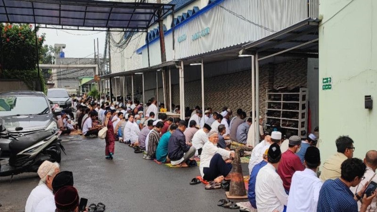 Jamaah Muhammadyah wilayah Jakarta Timur memadati Masjid Darul Ulum FKIP Uhamka, Pasar Rebo, Jakarta Timur, untuk melaksanakan Shalat Idul Fitri 1444 Hijriah, Jumat (21/4/2023). PP Muhammadiyah telah menetapkan 1 Syawal atau Hari Raya Idul Fitri 1444 Hijriah jatuh pada 21 April 2023. ANTARA/Syaiful Hakim