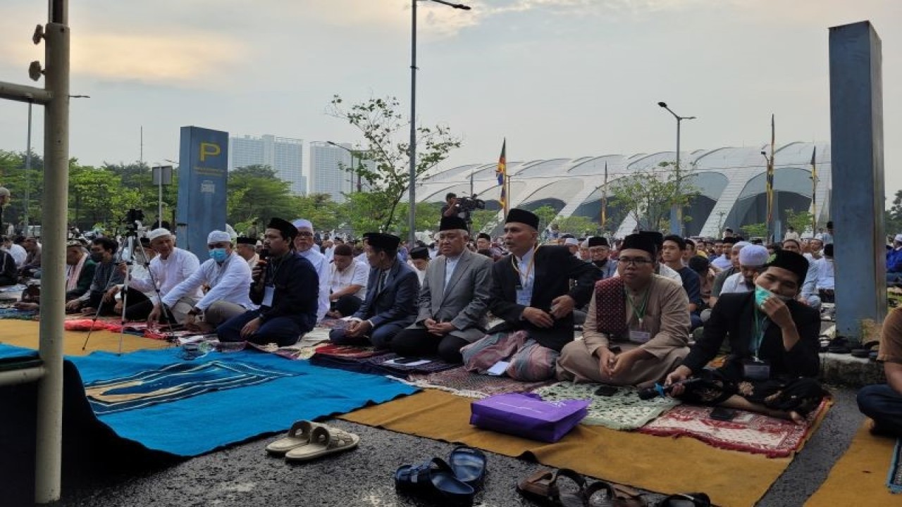 Jamaah shalat Id Muhammadiyah 1444 H memadati kawasan Equestrian, Jakarta, Jumat (21/4/2023) (ANTARA/Sean Filo Muhamad)
