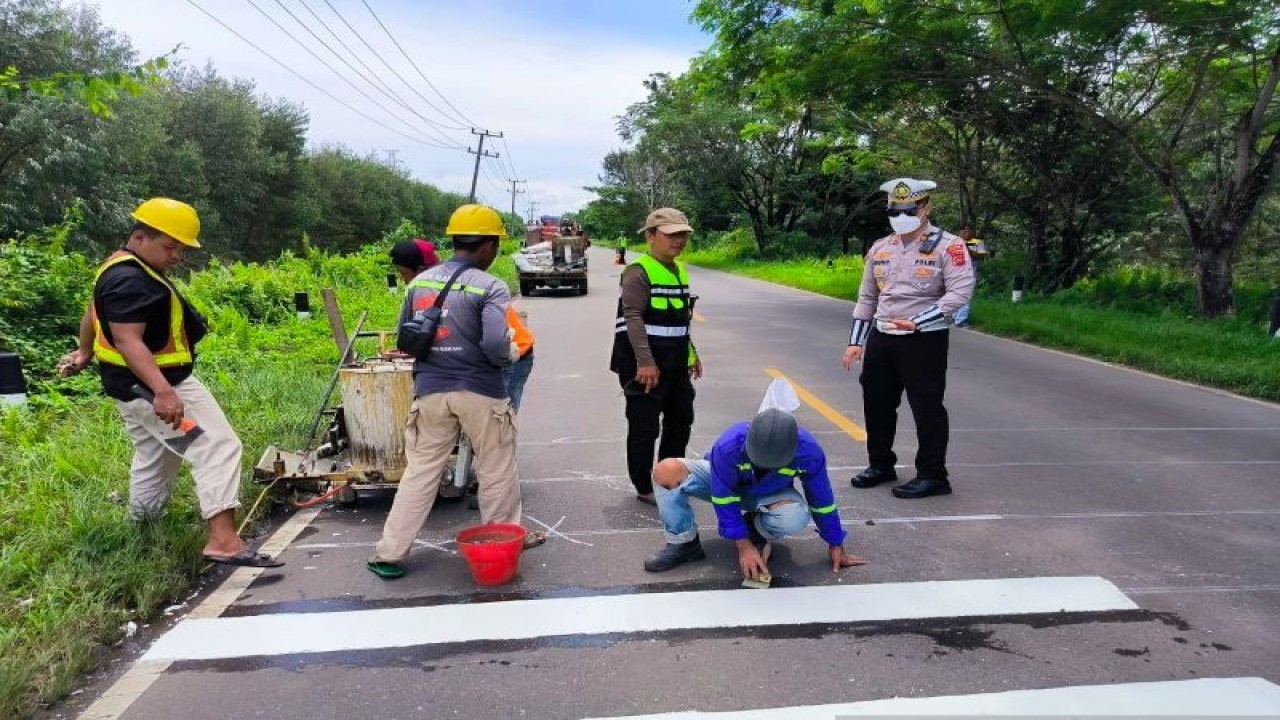 Proses pembuatan pita penggaduh di jalan lintas provinsi Jambi arah Jambi-Sabak sebaliknya untuk mengurangi kecelaaan di jalan lurus tersebut, Rabu (12/4/23).(ANTARA/HO)