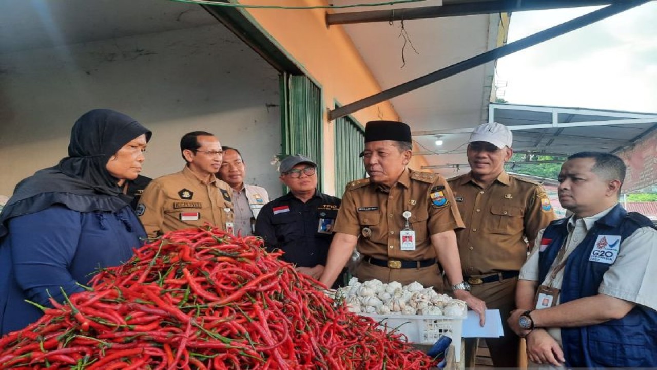 Wakil Gubernur Jambi Abdullah Sani saat melakukan sidak di Pasar Angso Duo Jambi, Selasa (18/4/23).(ANTARA/Nanang Mairiadi)