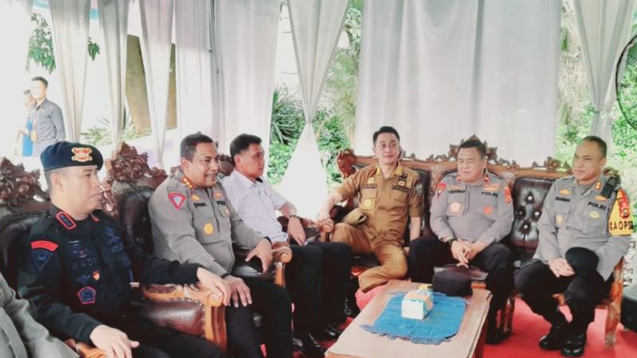 Wakapolda Jambi Brigjen Pol Yudawan saat mengunjungi pos pelayanan mudik lebaran di Jambi, Kamis (20/4/2023). ANTARA/Tuyani.