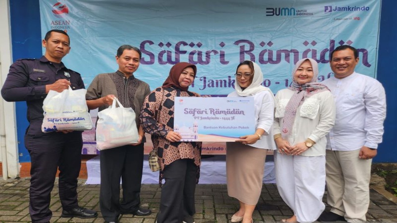 Pimpinan Cabang PT Jamkrindo Sukabumi Prita Widy Wardani menyerahkan bantuan paket sembako secara simbolis kepada Ketua DKM Miftahul Huda Kecamatan Cikole Dikdik Krisnadi dan Ketua RW05 Cikole Sri Isniarti pada kegiatan Safari Ramadhan Jamkrindo. ANTARA/Aditya Rohman