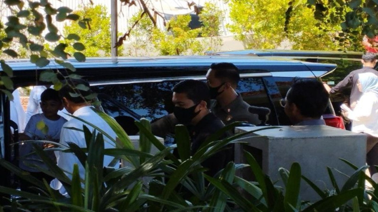 Cucu Presiden Joko Widodo, Jan Ethes, membantu eyang nya membagikan baju kepada warga usai kunjungan di Puncak Waringin Labuan Bajo, Manggarai Barat, NTT, Selasa (25/4/2023). ANTARA/Fransiska Mariana Nuka