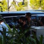 Jan Ethes bantu Presiden Joko Widodo bagi baju ke warga di Labuan Bajo-1682404114