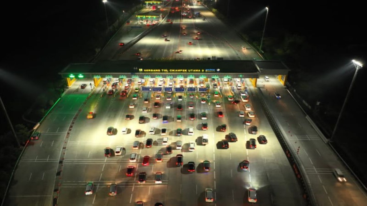 Arus lalu lintas gerbang Tol Cikampek Utama. (ANTARA/HO-Jasa Marga)