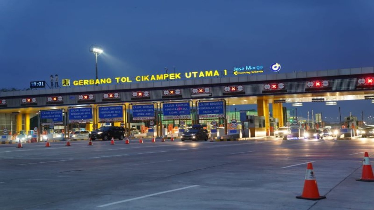 Suasana arus lalu lintas di Gerbang Tol Cikampek Utama I. ANTARA/HO - Jasa Marga