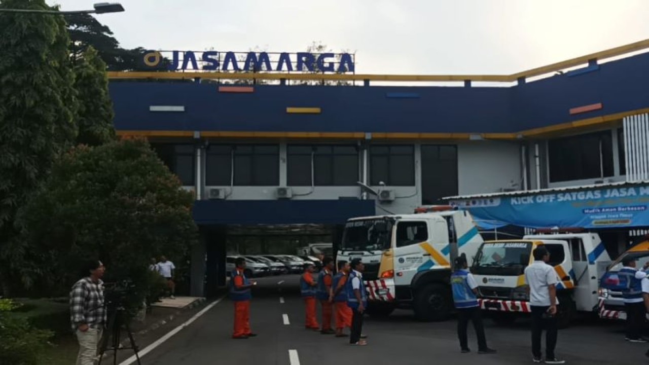 PT Jasa Marga menyiagakan sejumlah mobil derek untuk mendukung pelayanan mudik di jalan tol wilayah Jatim, seperti terlihat kantor perwakilan Surabaya, Rabu (5/4/2023). (ANTARA/Hanif Nashrullah)