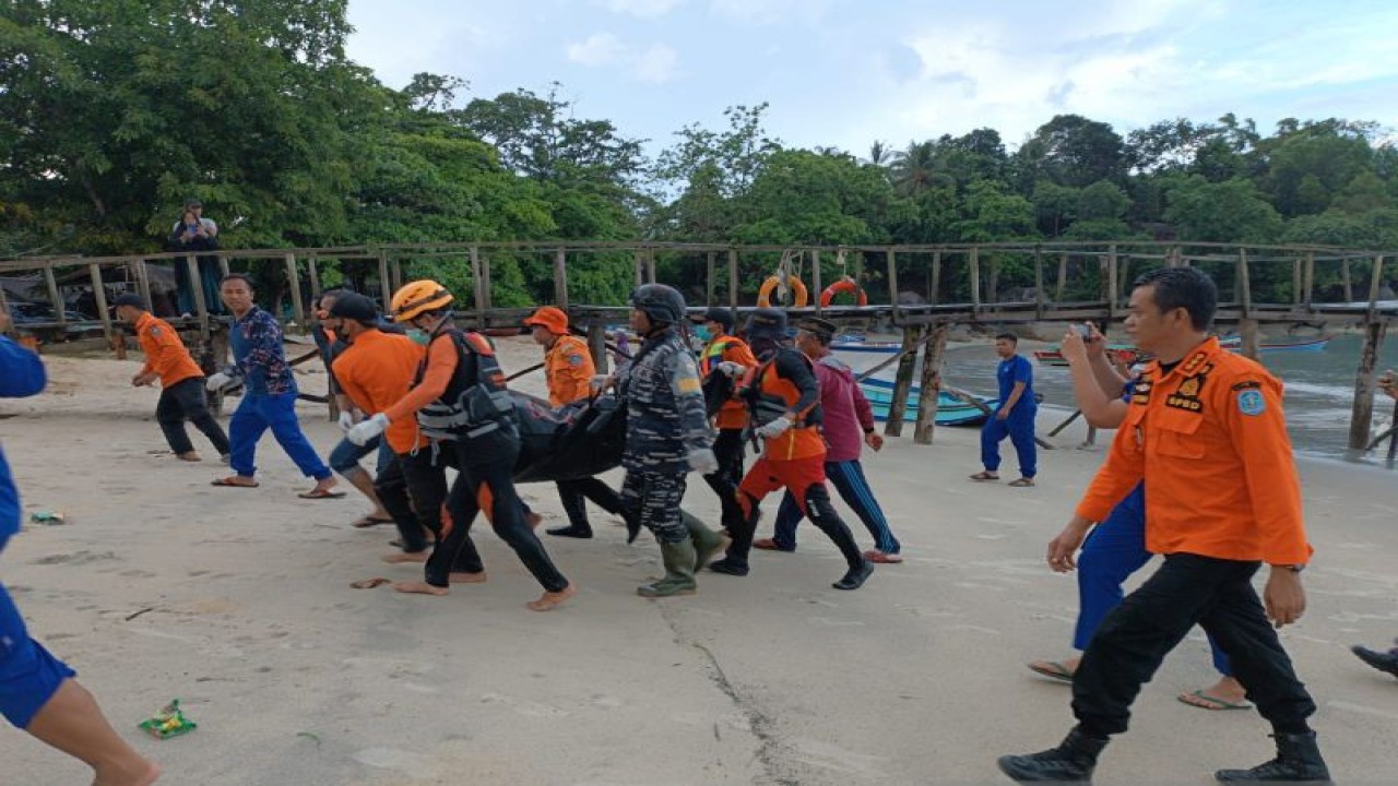 Tim SAR Gabungan evakuasi jasad nelayan yang ditemukan di perairan laut Sungailiat (ANTARA/Kasmono)