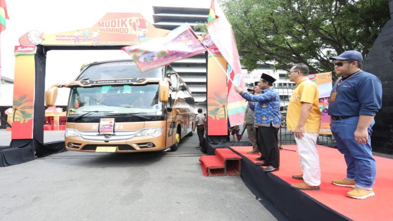 Wagub Jateng Taj Yasin Maimoen melepas 550 orang pemudik dari kalangan pedagang Warmindo yang mudik ke Jawa Barat menggunakan armada bus di Semarang, Senin (17/4/2023). (ANTARA/HO-Humas Pemprov Jateng)
